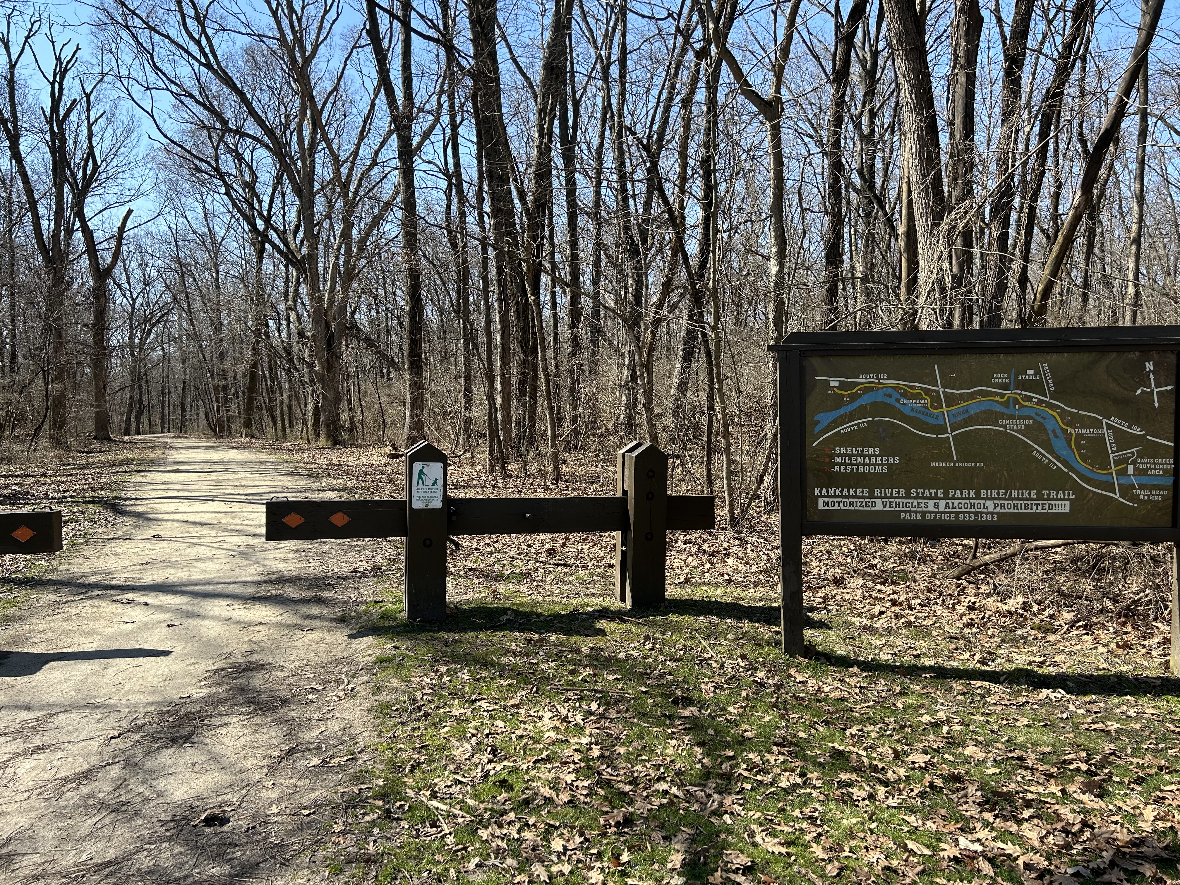 Entrance to Kankakee River State Park crushed-gravel trail.