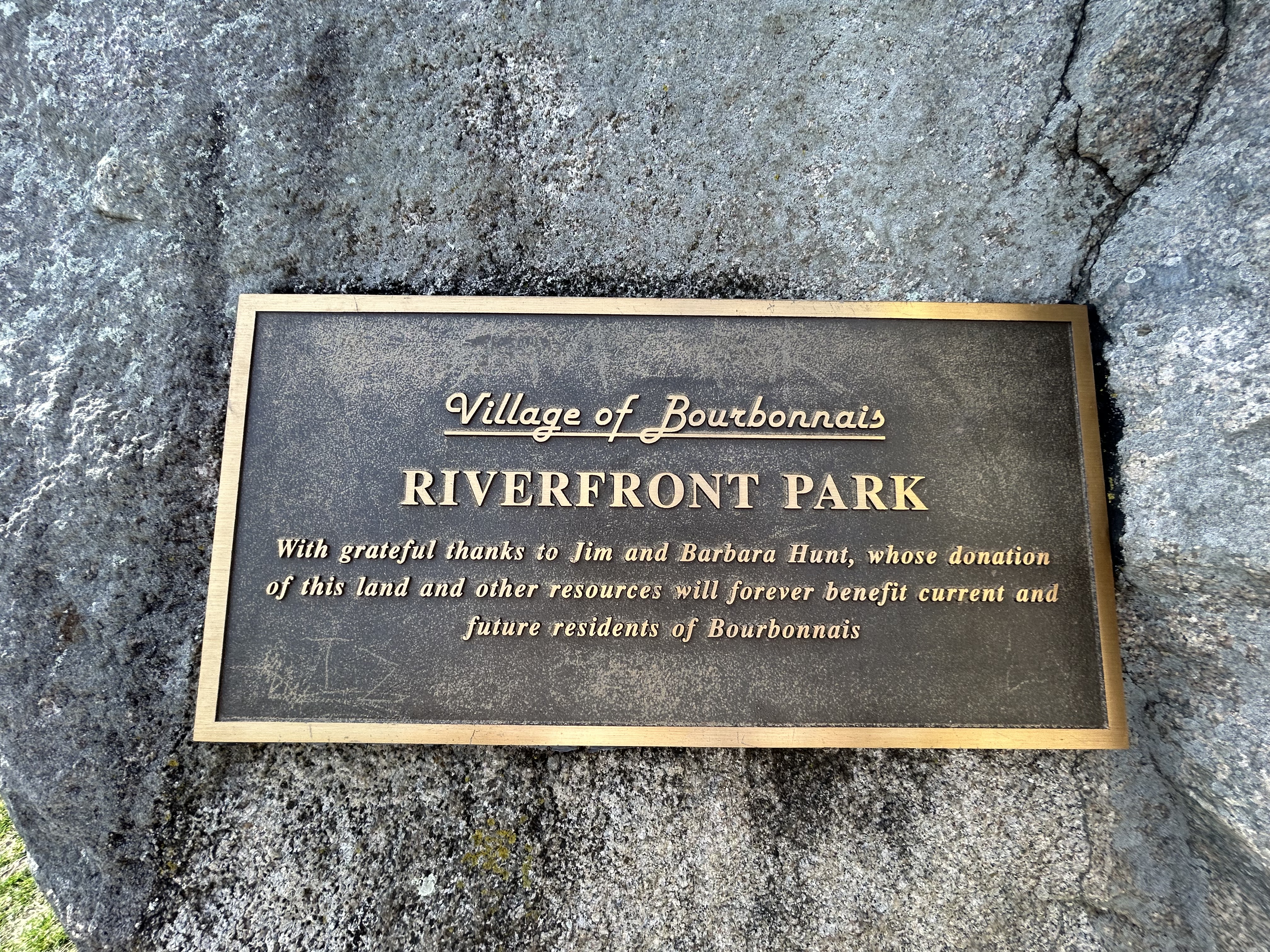 Commemoration plaque thanking Jim and Barbara Hunt for the donation of the park in Bourbonnais.